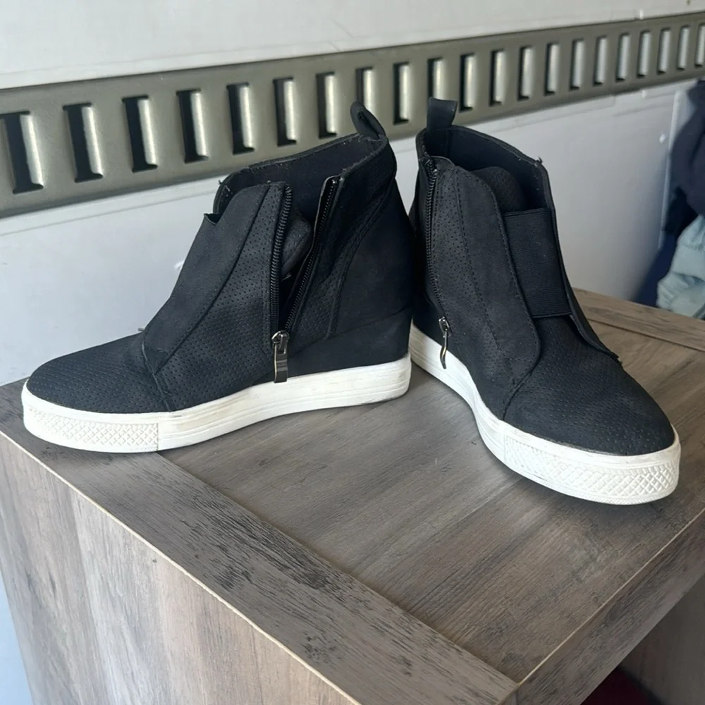 Black wedge shoe